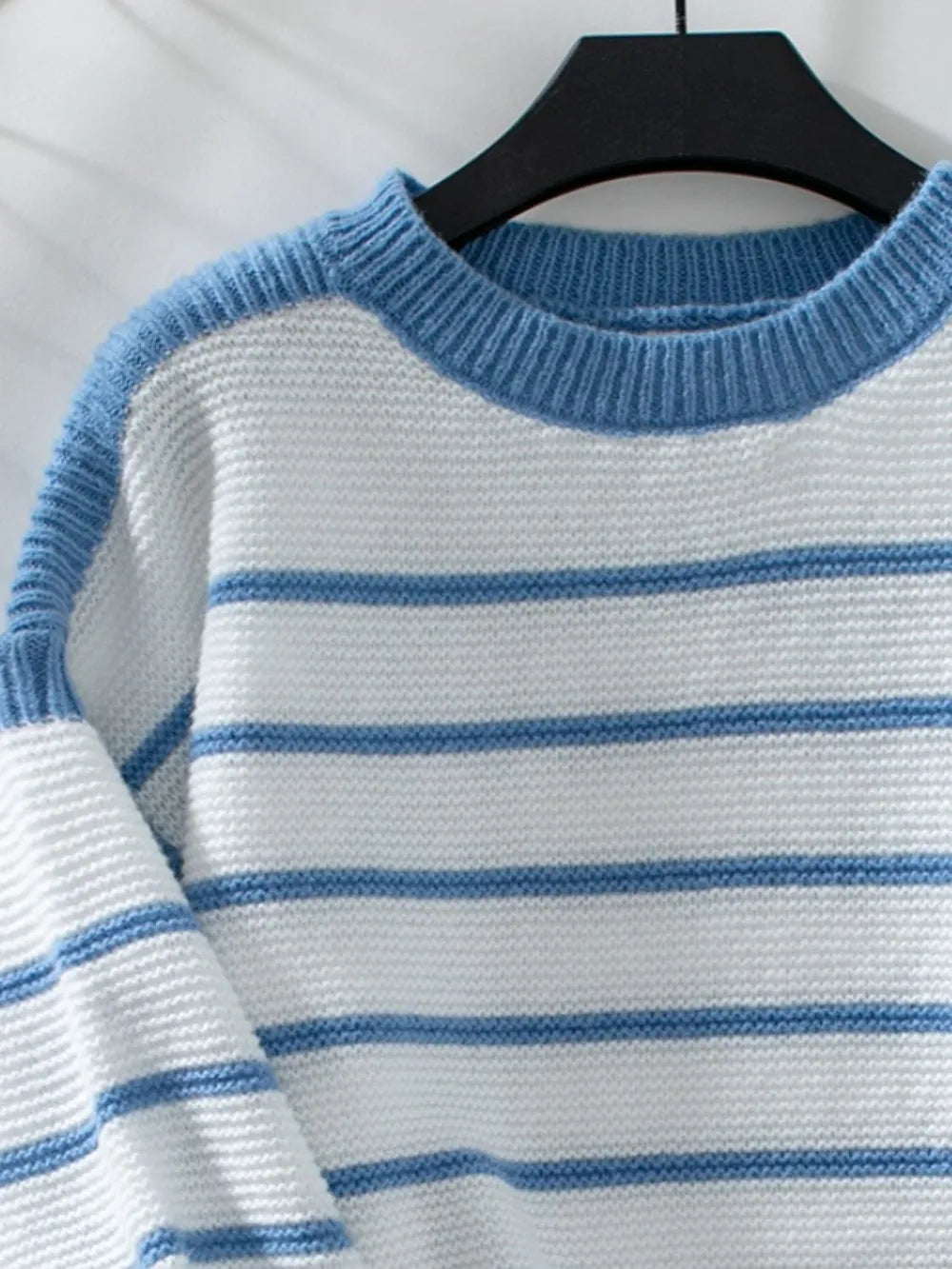 Round neck loose black and white striped pullover long sleeved knitted sweater