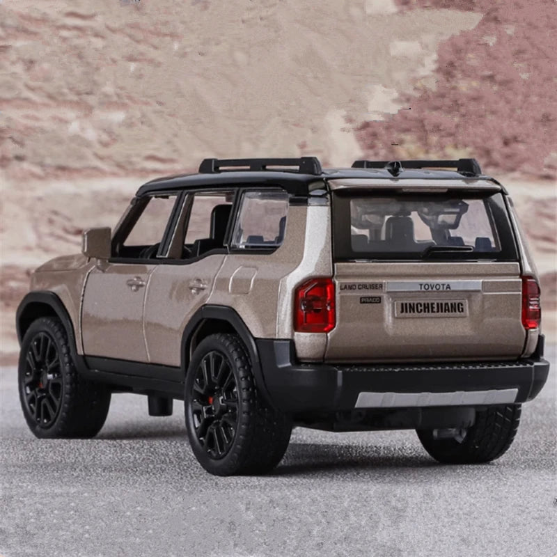 1: 32 Toyota Car Model alloy sound and light simulation SUV domineering off-road vehicle