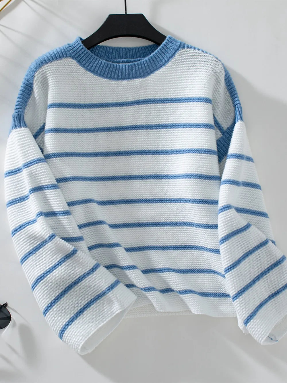 Round neck loose black and white striped pullover long sleeved knitted sweater