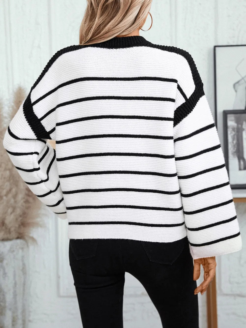 Round neck loose black and white striped pullover long sleeved knitted sweater