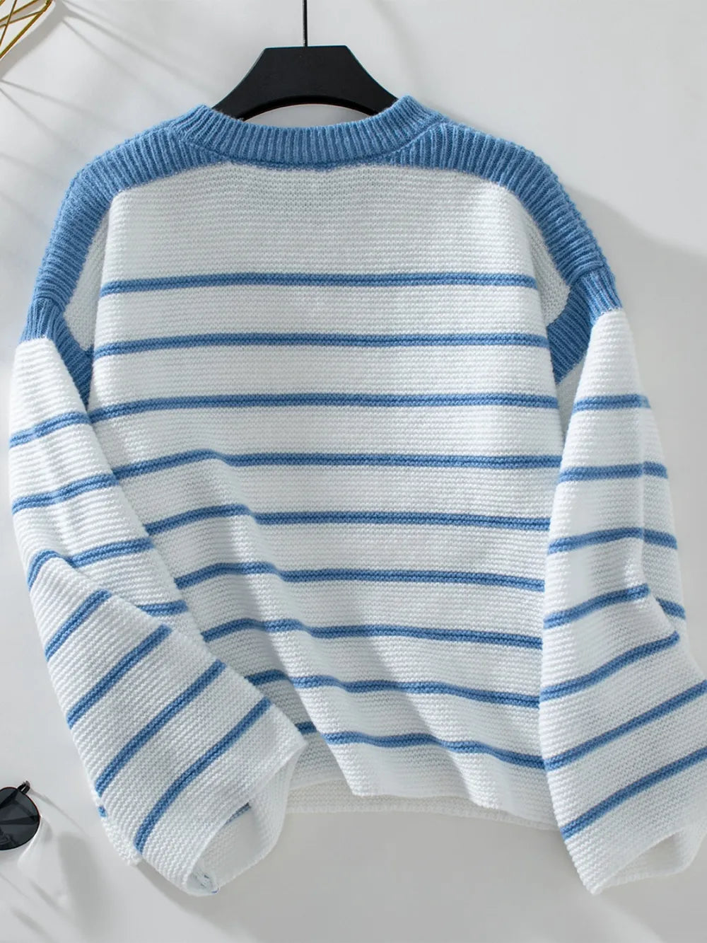 Round neck loose black and white striped pullover long sleeved knitted sweater